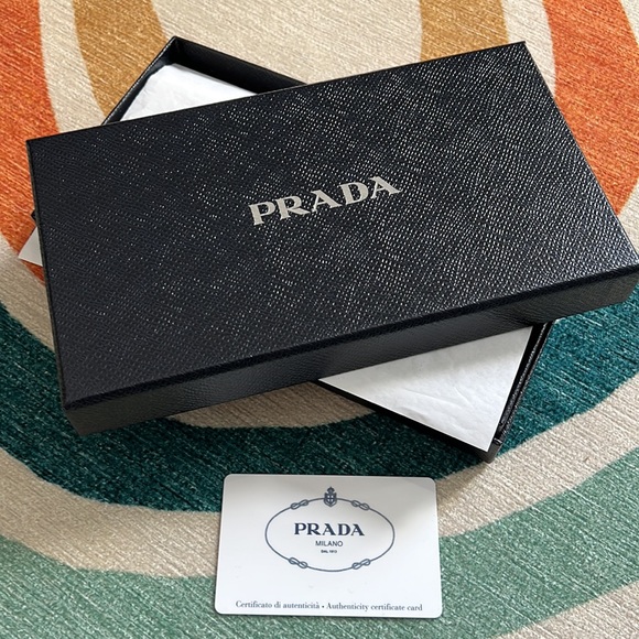 New with box Authentic black quilted Prada leather wallet - Picture 6 of 7